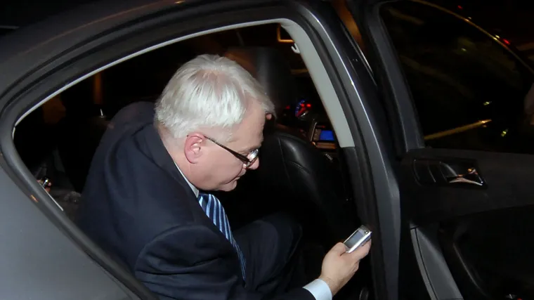 Vlasnik kafića u čiju se terasu zabio Josipović: 'Nije mi jasno kako je nije vidio. Vozio je po dijelu za parkiranje'