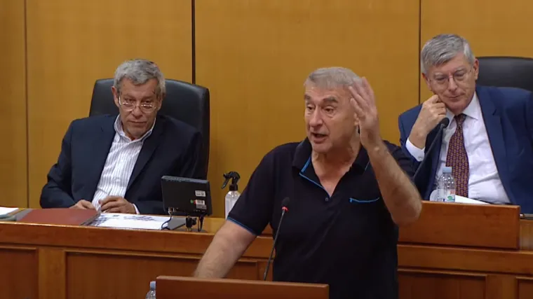 Prkačin nastavio s divljanjem, ovaj put izvrijeđao je Uršku Raukar: 'Slušaj nakazo jedna, koliko te Bog unakazio tjelesno, toliko ti je i glavu...'