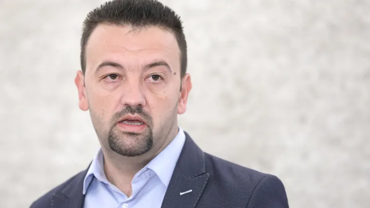 Suverenist traži kodeks odijevanja za Sabor: 'Zastupnici dolaze kao na plažu, neki u tenisicama'