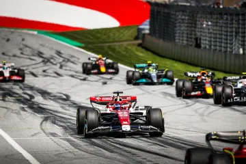 Kaos na kvalifikacijama: Oba Mercedesa izletjela, tri vozača u 82 tisućinke, Verstappenu pole position