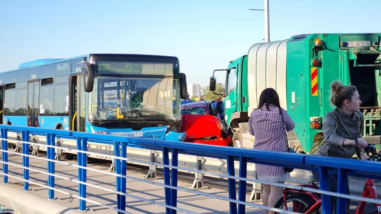 Užas na Mostu slobode u Zagrebu: Auto ostao zdrobljen između autobusa ZET-a i kamiona Čistoće! Dvoje ljudi ozlijeđeno