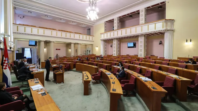 Ovo su saborski zastupnici koji nas najviše koštaju: Na gorivo 'spale' više nego na stanovanje, a javnom prijevozu nisu skloni