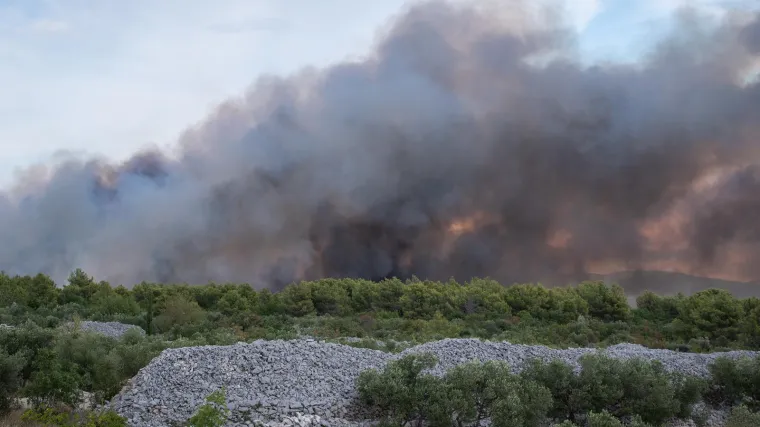 Požar iznad Brela: Zbog bure ne može intervenirati helikopter