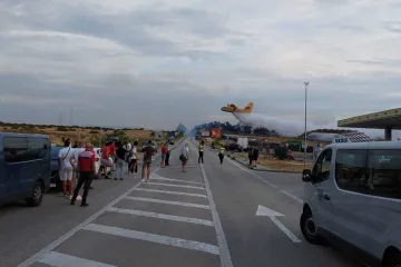 VIDEO Dramatične snimke sa Zrća! Uz pomoć kanadera požar je lokaliziran. Gosti iz klubova su evakuirani
