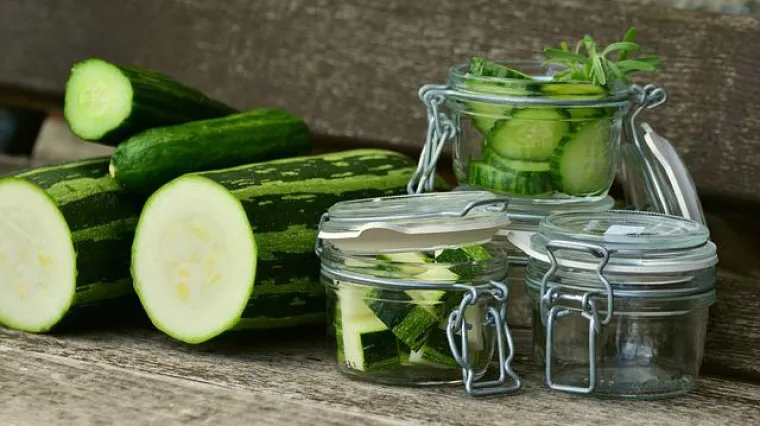 Kako se priprema ukusna salata od sirovih tikvica?