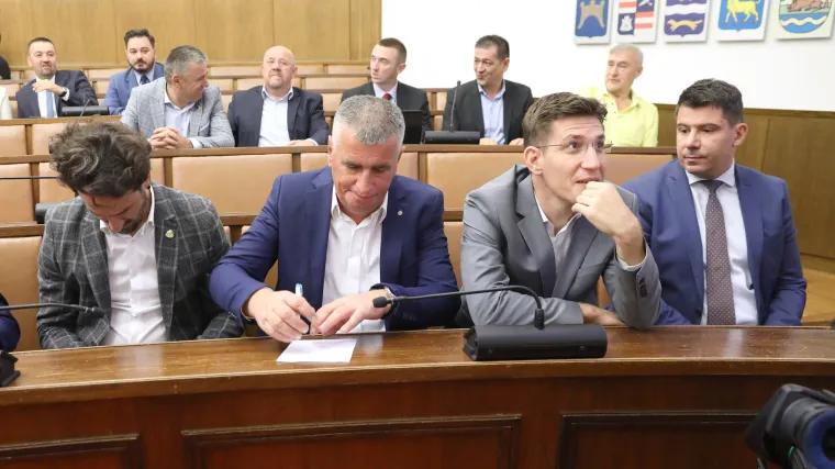 Oporba održava svoju sjednicu oko pljačke INA-e: 'Lopovski, štakorski HDZ treba maknuti'