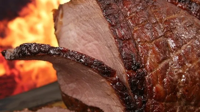 Kako pripremiti sočnu i mekanu svinjetinu ispod peke u pećnici?