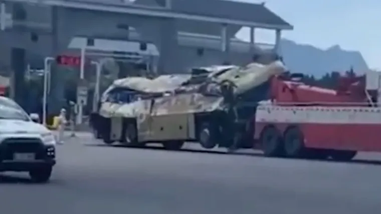 Autobus iza ponoći prevozio ljude u karantenu i survao se u provaliju, 27 poginulih. Javnost kipti od bijesa