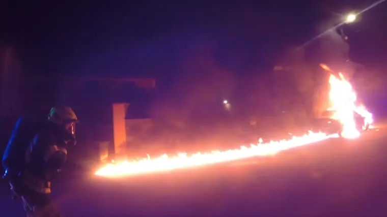 Vatrogasci koji su dojurili gasiti auto usred pucnjave, otkrili što ih je zateklo, što su rekli policajci