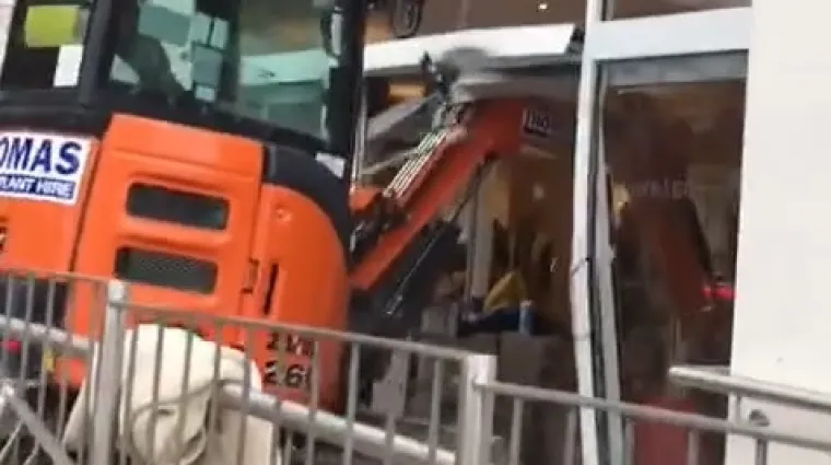 Nisu mu isplatili novac na vrijeme, pa je uzeo rovokopač u svoje ruke i rušio sve pred sobom