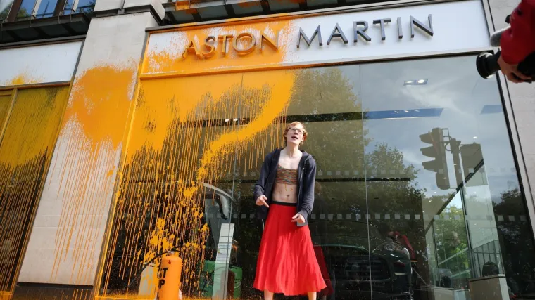 FOTO Aktivisti koji su juhom zalili Van Goghovu sliku danas su bojom poprskali poslovnicu Aston Martina