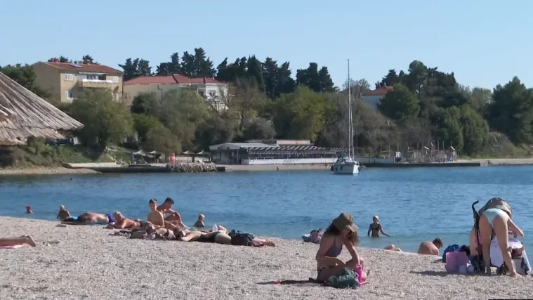 Više od 20 stupnjeva u moru na zadarske Kolovare usred jeseni vratilo ljeto i kupače! Samo su hrabri ili?
