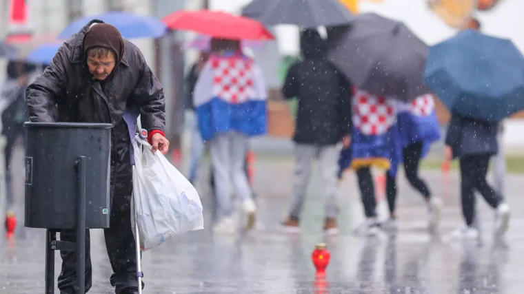 FOTO Baka Magdalena u Vukovaru po kiši skuplja boce pa su joj iz Kolone sjećanja dali novce