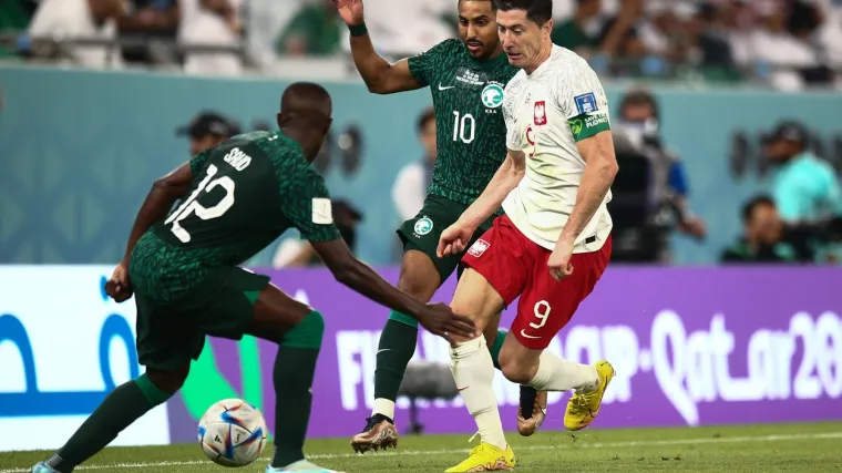 Saudijci nisu mogli do nove senzacije, Poljaci rutinski pobijedili i preuzeli vrh tabiice. Messijeva Argentina ispada ako večeras izgubi