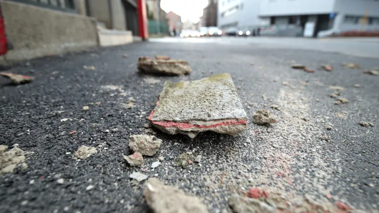 Opet se Zagreb raspada - velik dio fasade otpao u središtu grada. Srećom, nitko nije prolazio