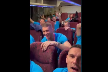 Dugo ih nismo vidjeli u ovakvom izdanju: Lovren i društvo pošteno zafeštali, pojavila se i snimka iz autobusa