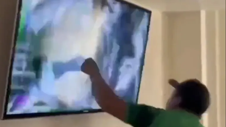 Pogledajte kako je meksički navijač nožem probijao i šakama lupao televizor nakon ispadanja svoje reprezentacije