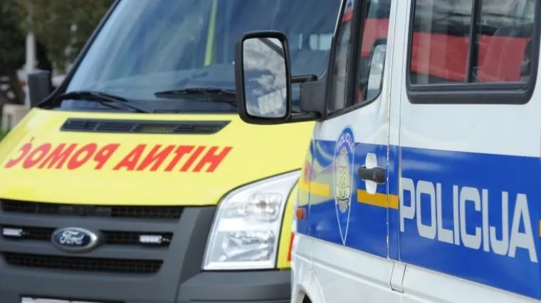 Vozač neoprezno izašao iz kamiona pa ga udario auto, liječnici se bore da mu spase život