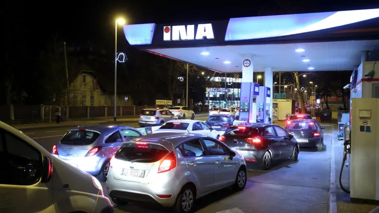 Sinoć gužve na benzinskim postajama, od jutros nove cijene benzina. Provjerite koje su