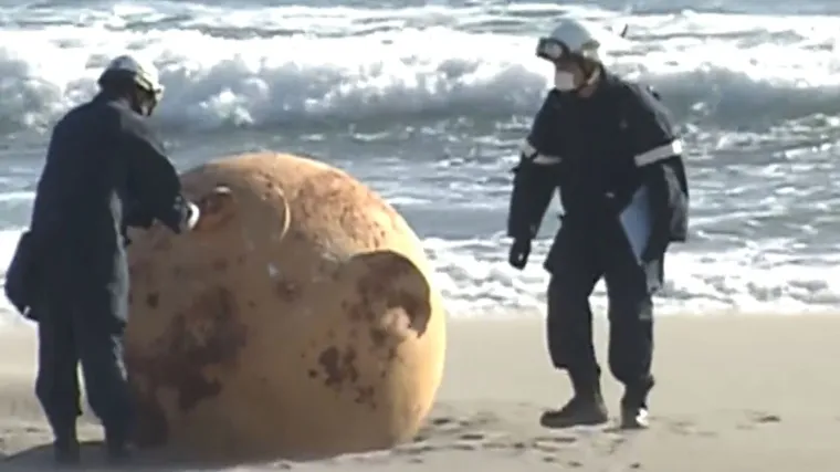 VIDEO Japanci na obali pronašli čudnu žutu kuglu. Nitko ne zna o čemu je riječ