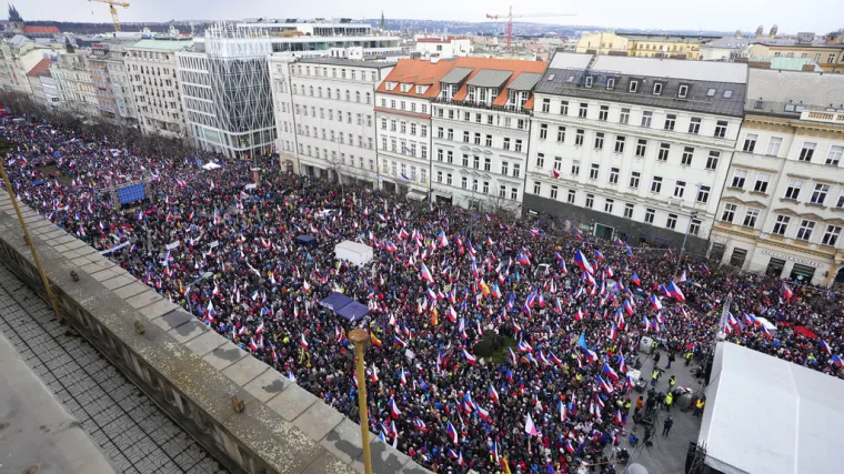 Tisuće prosvjednika na ulicama Praga: Kritizirali NATO i pozvali na mir u Ukrajini