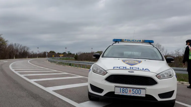 Kod Karlobaga poginuo slovenski motociklist (66). Izletio s kolnika, zabio se u kameni zid