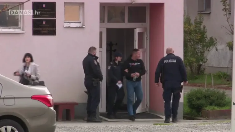 Određen istražni zatvor policajcu koji je pijan divljao automobilom po Susedgradu pa se potukao sa svjedocima