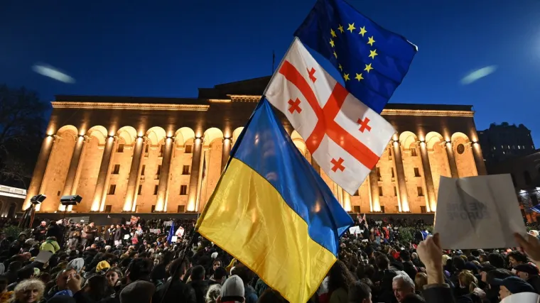 Vlast gleda prema Moskvi, a građani prema Bruxellesu: Kako se ova mala zemlja našla u raskoraku između Zapada i Rusije?