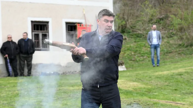 VIDEO Pukni puško! Predsjednik nije mogao odbiti: Zapucao i on, ali čini se da mu nije bilo svejedno...