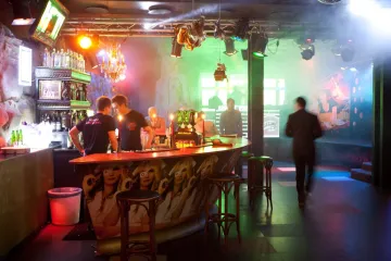 'Što si u pivo stavila?': Konobarici sude da je liječniku podvalila tablete za spavanje pa ga opljačkala