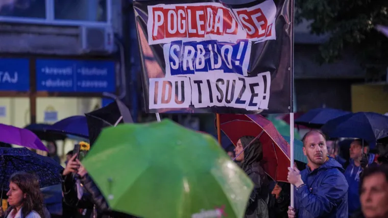 Beograd: Deseci tisuća ljudi u prosvjedu blokirali RTS. Nezadovoljni građani vikali: 'Gotov je, gotov! Vučiću odlazi'