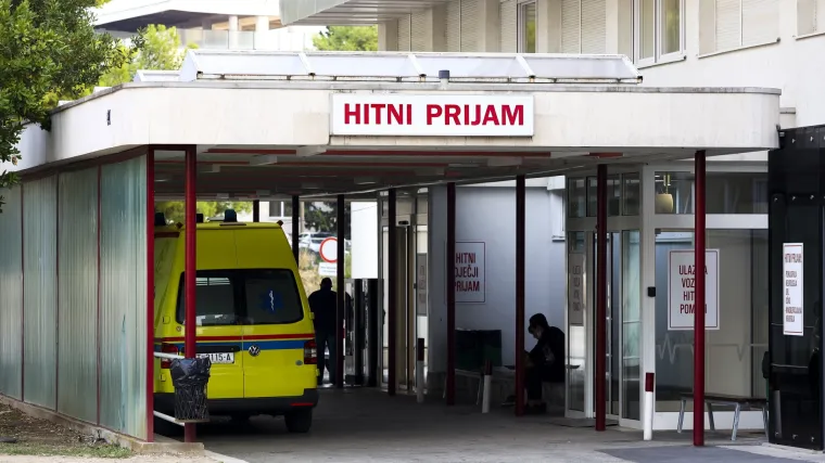 Turist u Splitu preskakao ogradu hotela, šiljak mu probio nogu iznad koljena. Ostao visjeti
