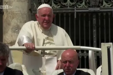VIDEO Papa prvi put nakon operacije stigao na opću audijenciju: 'Vidite da se oporavlja!'