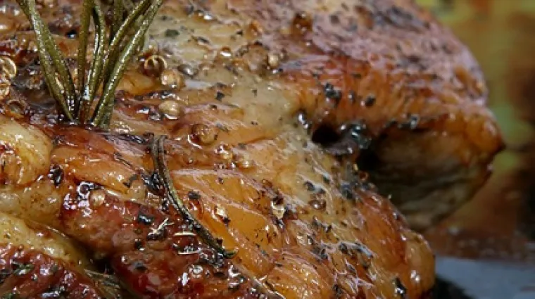 Pripremite aromatičnu svinjetinu u umaku iz pećnice