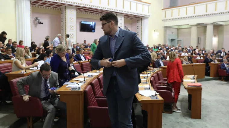 Bulj optužio Plenkovića za pljačku: 'Nećemo dopustiti da imate ugodno kupanje'; HDZ pljeskao dok je oporba napuštala sjednicu