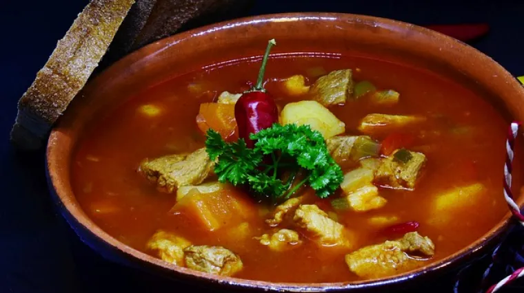 Što je tradicionalni gulaš? Kako zgusnuti gulaš koji je rijedak?