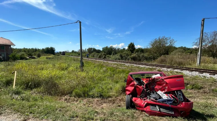 Jedan vlak naletio na auto, drugi prešao preko čovjeka na tračnicama: Doznaje se u kakvom su stanju ozlijeđeni