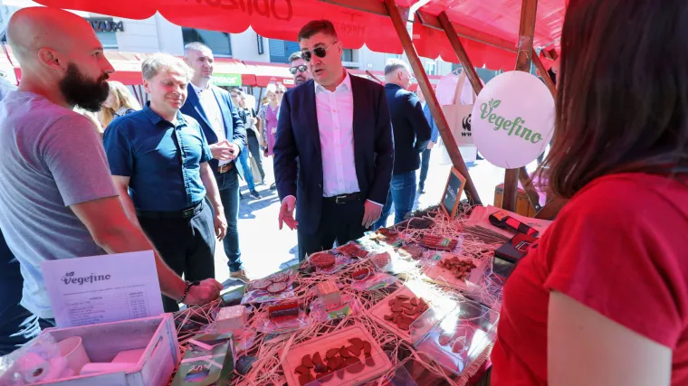 FOTO/VIDEO Milanović obišao ZeGeVege pa otkrio da još nije pio rakiju ujutro: 'A nekad nisi mogao naći maslinovo ulje'