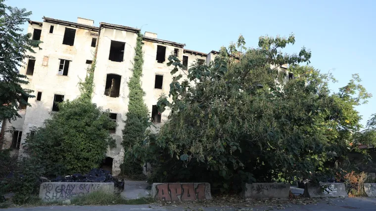 Vlasnik s prijateljima okružio bager i zaustavio rušenje zgrade u Paromlinskoj: 'Nisu me ni obavijestili'