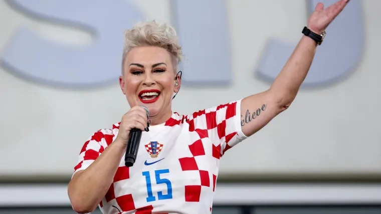 Indira zabavljala publiku na tribinama prije utakmice pa doživjela nezgodu: 'Simulacija uklizavanja na teren'