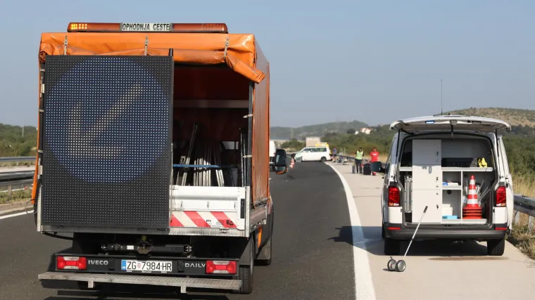 Dogodila se prometna nesreća na autocesti A1 između Ogulina i Brinja, promet se odvija dvosmjerno