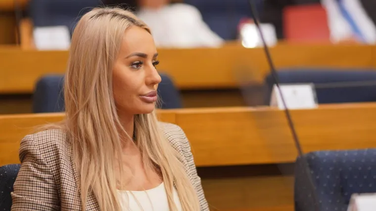 Dodikova 'odvjetnica' plijenila poglede na raspravi protiv izgradnje hrvatskog odlagališta nuklearnog otpada