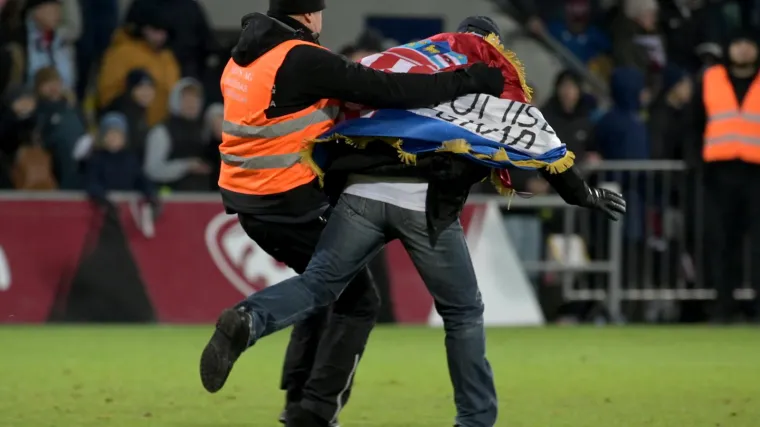 Njemu je očito bilo dosadno: Navijač Hrvatske uletio u teren na stadionu u Rigi, a evo kako se nakon toga proveo