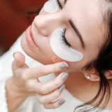 Umoran pogled? Evo kako pravilno njegovati kožu oko očiju