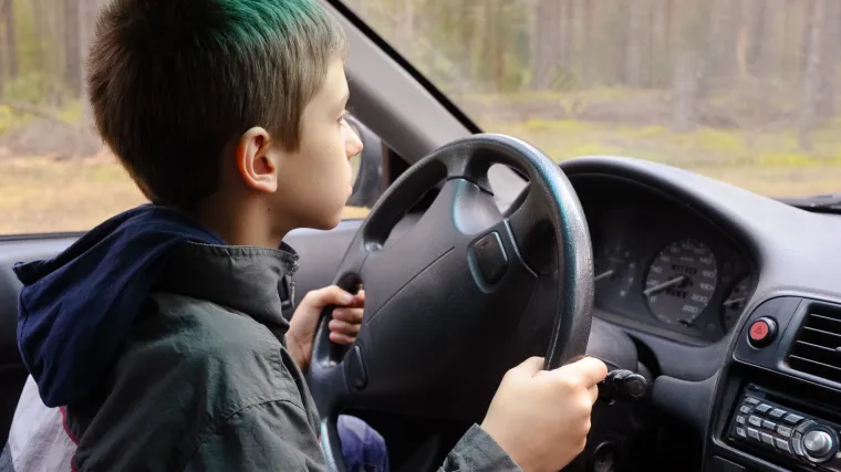 Dječak (14) kod Varaždina vozio auto, prvo se zabio u znak, a onda produžio pa završio u polju