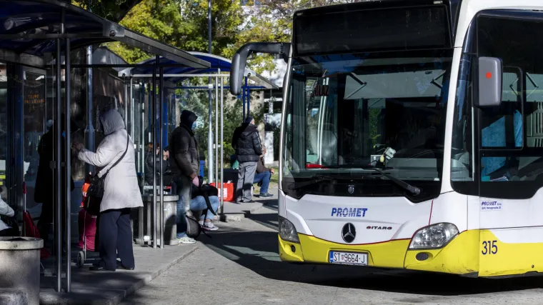 Vozač autobusa u Splitu naglo zakočio pa putnici završili na podu. Troje ih prevezeno u bolnicu