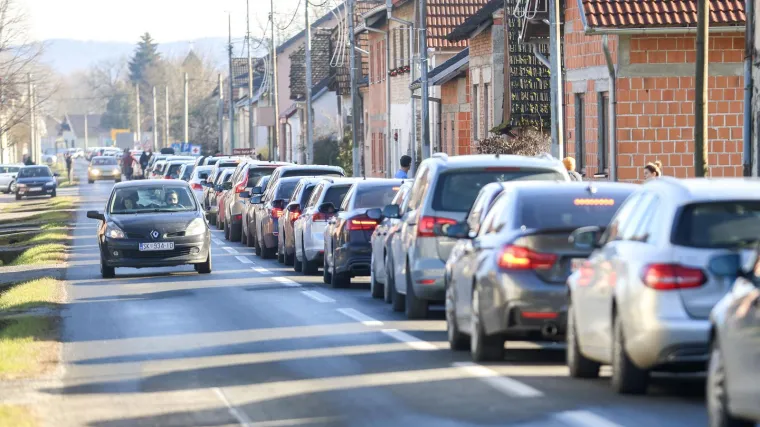 Prometni kaos diljem zemlje: Kolaps na zagrebačkoj obilaznici, na granicama kilometarske kolone