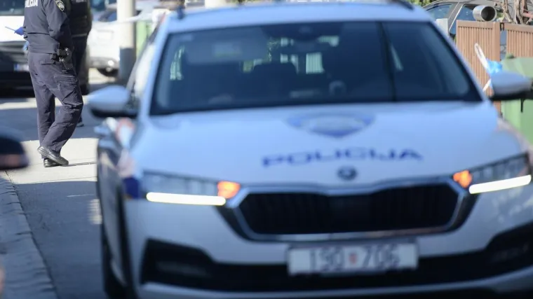Pijan bacio bombu u dvorište kuće: Ozlijeđena žena hitno prebačena u bolnicu