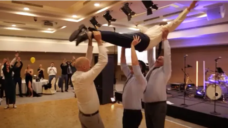 VIDEO Profesori splitske gimnazije učenicima pokazali kako se zabavlja: Izveli Prljavi ples, zavladao delirij!