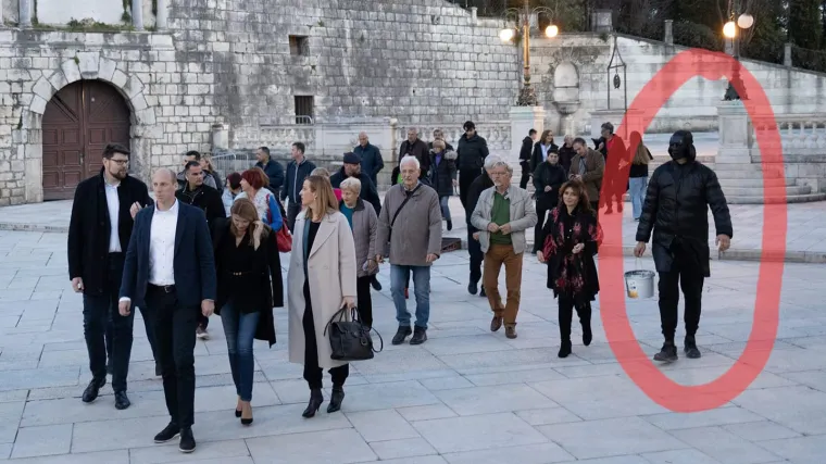 Maskirani 'idiot' prišuljao se SDP-ovcima i polio crnom tekućinom Grbina i Radeta